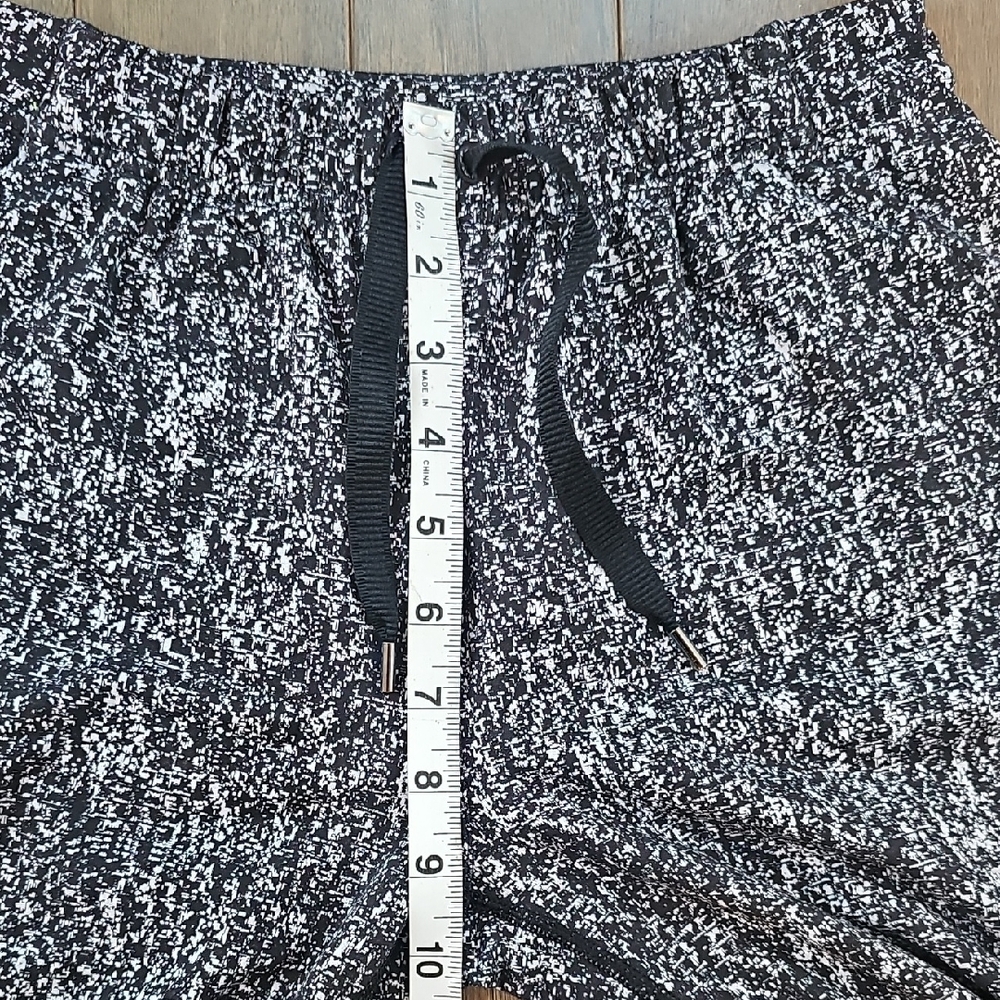 Lululemon Athletica Black and Gray PatternedJogger Pants, Size 2 - Picture 9 of 9